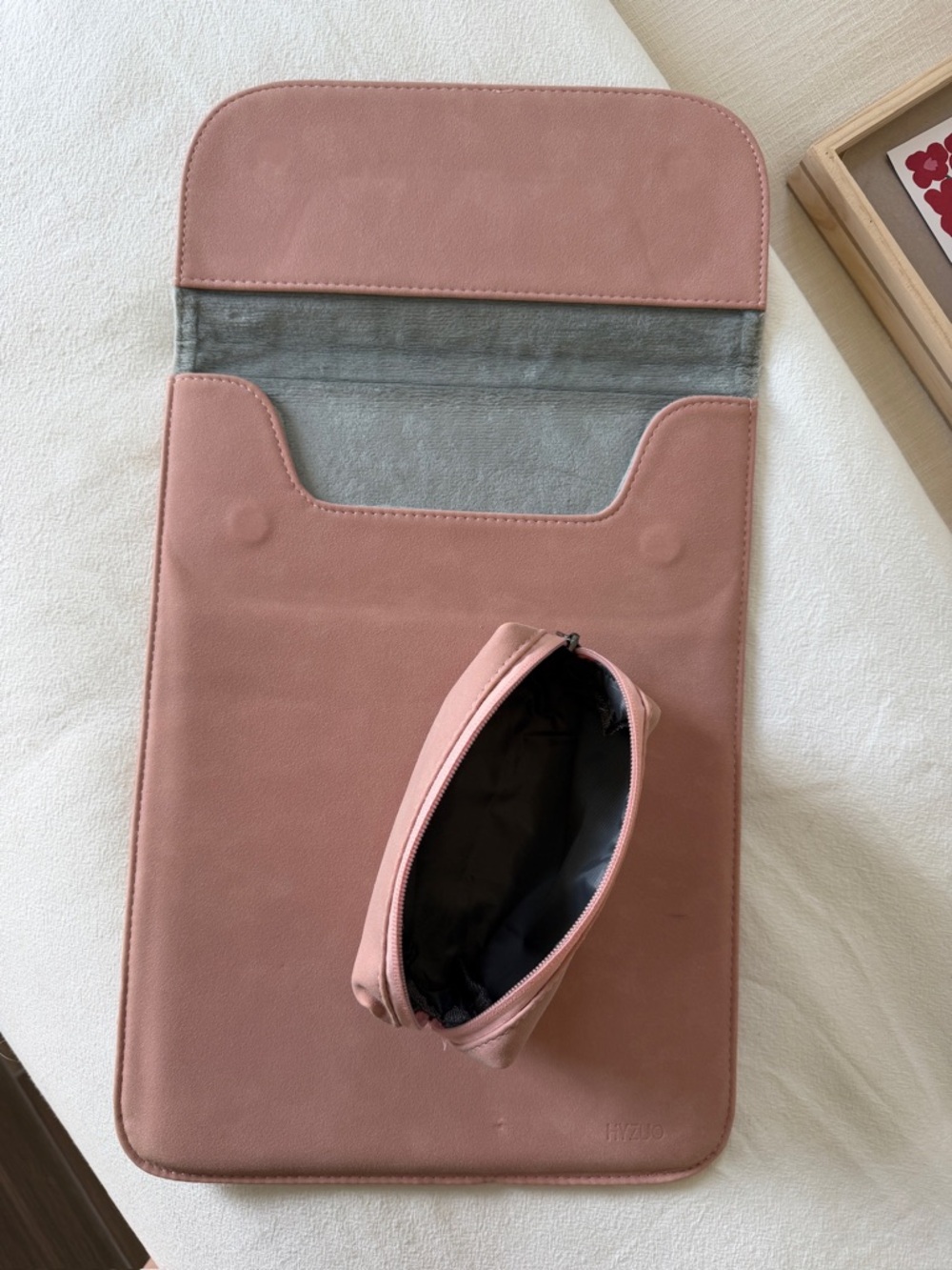 MAGNETIC LAPTOP SLEEVE - Picture 3 of 3
